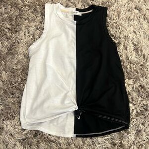 Women’s Size M, Skonhet Black and White Top